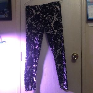 Black and white rose leggings
